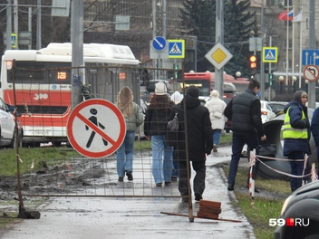 Тротуар закрыли для безопасности, но пешеходы продолжают там ходить | Источник: Кирилл Хафизов / 59.RU