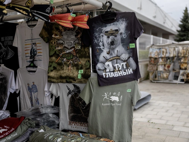 Собрать капитанский комплект можно за 2700 рублей: футболка обойдется в 1200, а фуражка — в 1500 рублей | Источник: Александр Куренной / 76.RU