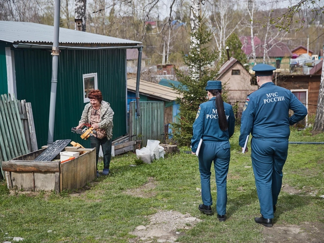 Рейдовые группы МЧС проводят профилактические беседы с жителями, разъясняя меры пожарной безопасности | Источник: Александр Ощепков / NGS.RU