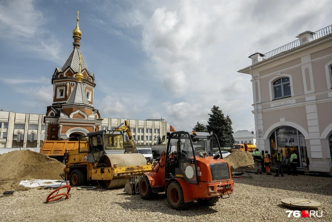 Спецтехника сосредоточена на пересечении Депутатской улицы и улицы Андропова | Источник: Александр Куренной / 76.RU