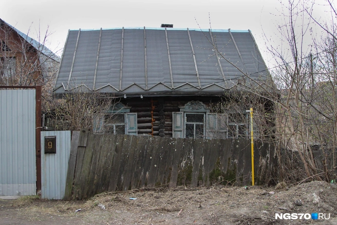 Покосившийся забор у частного дома | Источник: Варвара Фролова / NGS70.RU
