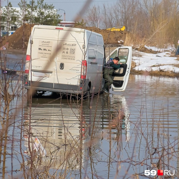 Из машины можно выйти только в резиновых сапогах | Источник: Василина Любимова / 59.RU