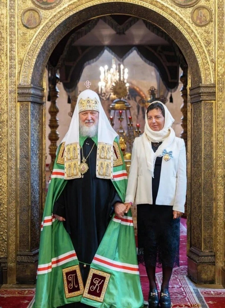 «Когда рядом оказывалась мама Тиграна, она брала себя в руки и пыталась поддержать Лауру Ашотовну. Это говорит о том, что она сильный человек, сильная женщина. Может быть, именно потому, что держала некоторые эмоции в себе, у нее случилась эта болезнь. С одной стороны — сильный человек, а с другой — обычный, слабый человек. Но, при этом, широкой души», — говорил о Маргарите Роман Бабаян