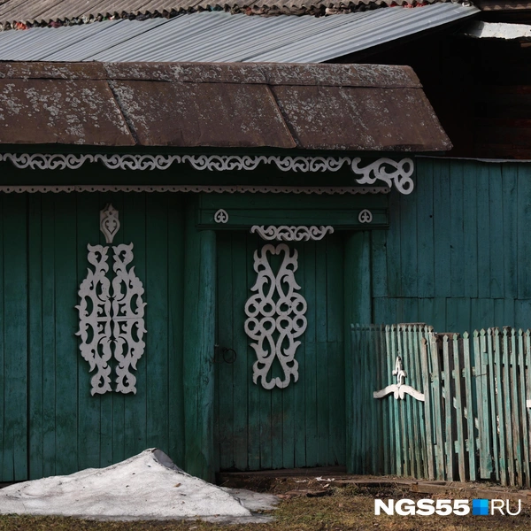 Зато посмотрите, какие необычные ворота здесь можно встретить  | Источник: Евгений Софийчук / NGS55.RU
