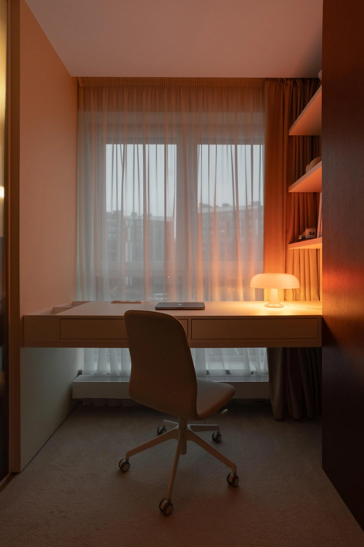 Стул, ИКЕА. Лампа, Artemide. | Источник: Ксения Варавко. Стиль: Анна Куцко