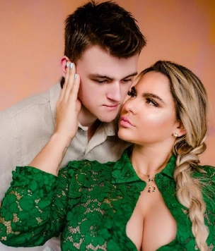Сын модели Playboy завел ей аккаунт на сайте для взрослых, чтобы заработать (фото горячей мамы прилагаются)