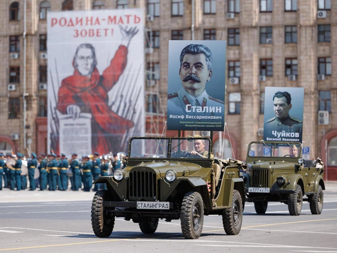 Автомобили с портретами маршалов Победы и Иосифа Сталина завершают колонну. | Источник: Алексей Волхонский / V1.RU