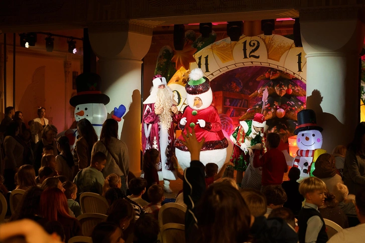 В предвкушении праздника: Виктория Лопырева, Дмитрий и Полина Дибровы, Ольга Орлова и другие звезды посетили традиционную «Елку Шкулев Холдинг» | Источник: Виктория Фомина 