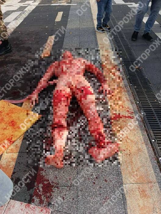 Окровавленный манекен без одежды лежал на асфальте | Источник: Осторожно, новости / T.me