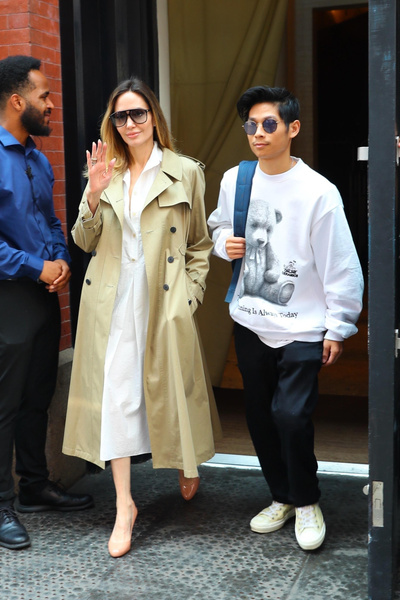 Роскошная элегантность: Анджелина Джоли на прогулке с 19-летним сыном Паксом