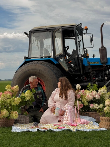 Чаще на природе она сервирует столы, потому что красиво  | Источник: Ксения Громова 