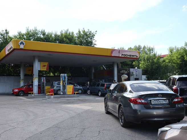 На Красном проспекте зафиксировано скопление автомобилей у заправок. | Источник: Александр Ощепков / NGS.RU