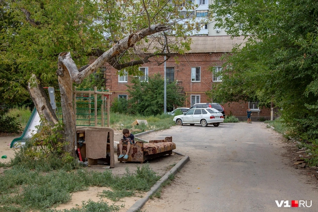 Детский городок тоже был поставлен недавно. Но старый диван, несомненно, удобнее | Источник: Константин Завриков / V1.RU