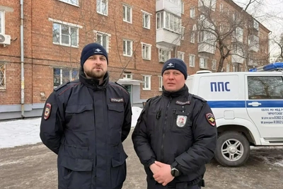 Полицейские вынесли пенсионерку из горящего дома в Иркутске