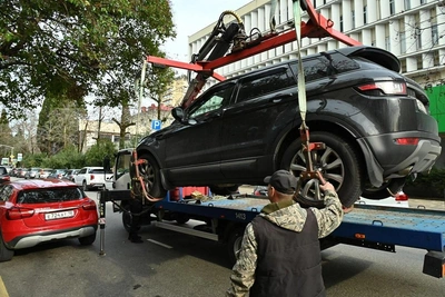 Sochi Evacuates 30 Cars in City Center Over Parking Violations