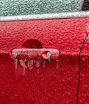 Как аккуратно открыть дверь машины, если она примерзла: советы экспертов