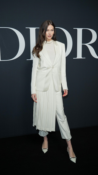 Карли Клосс на показе Dior в необычном костюме, который сочетает в себе юбку и брюки