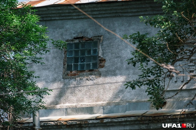 Непонятно, что может скрываться за таким окном | Источник: Булат Салихов / UFA1.RU
