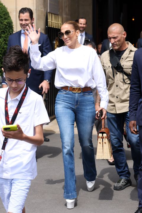 Дженнифер Лопес в топе Marni и максимально обтягивающих джинсах приветствует парижских фанатов