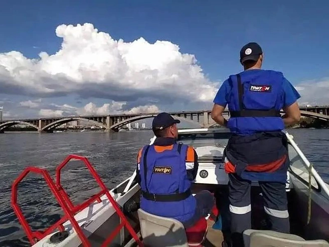 В воде оказались сразу двое, на берег их вернули спасатели | Источник: КГКУ «Спасатель» / «МАКС»