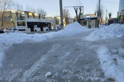 Снег парализует дворы Новосибирска: жалобы и фото