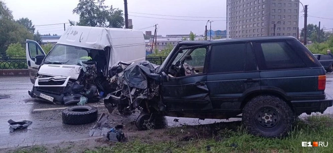 В аварии пострадали водители Citroen и Range Rover | Источник: ИА «Ночные новости»