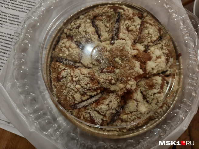 Шарлотка с яблоками и орехами из местной пекарни | Источник: Серафима Путиева / MSK1.RU