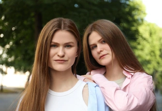 «Нам с сестрой-близнецом 21 год, но мама до сих по не разрешает нам встречаться с парнями. Когда можно взрослеть?»
