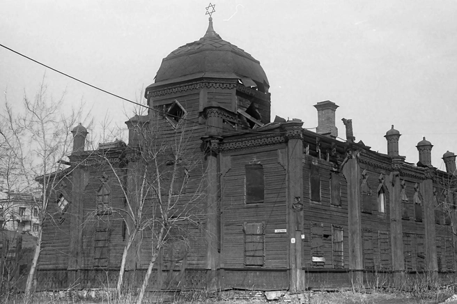 На первом снимке&nbsp;— Новая синагога в 1978 году. Здание в аварийном состоянии | Источник: архив Юрия Микшта / Pastvu.com