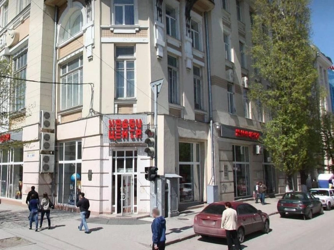 «Хобби-Центр» — привет из 1990-х и 2000-х. Там продавали игрушки, наборы для творчества и конструкторы, а витрины были оформлены очень заманчиво для детей. | Источник: yandex.ru/maps