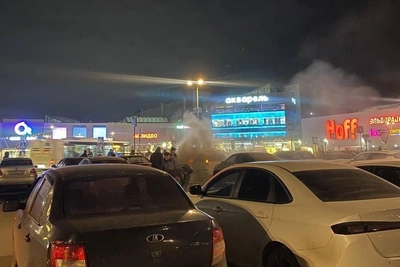 Автомобиль сгорел на парковке волгоградского ТЦ «Акварель»