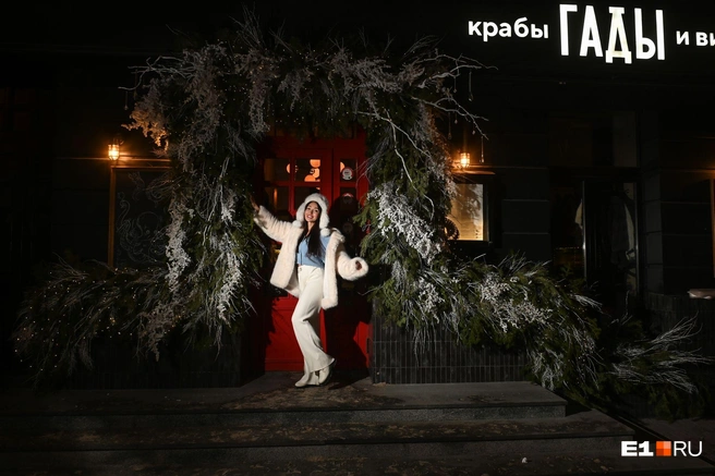 Посмотрите, как светлый образ выделяет модель в темной локации | Источник: Дмитрий Емельянов / E1.RU