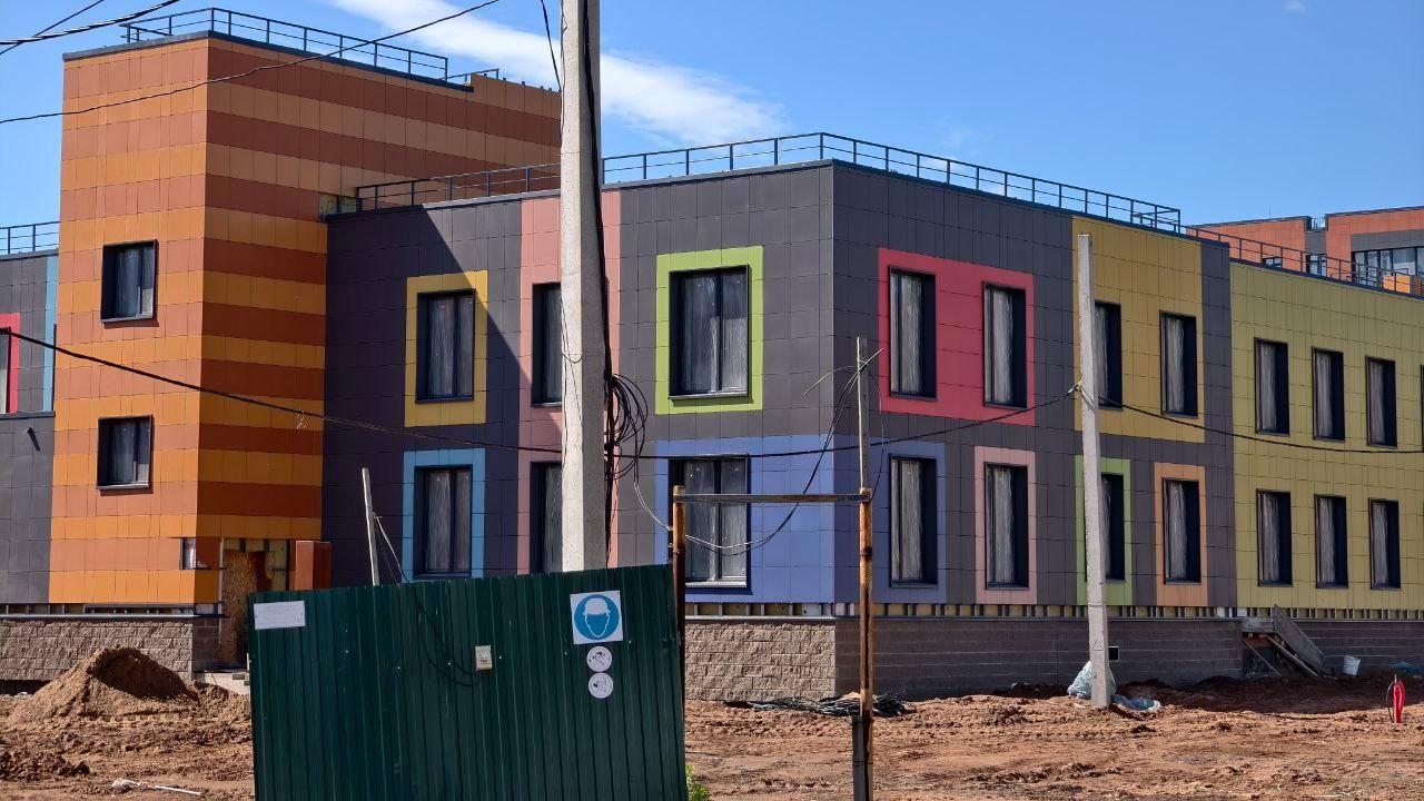 Распускаются цветы: как идет строительство очень «нужного» детсада, который понравился мэру Уфы