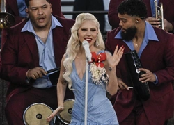 Голубое платье Леди Гаги на Супербоул-2026: ключевые факты о неожиданном образе