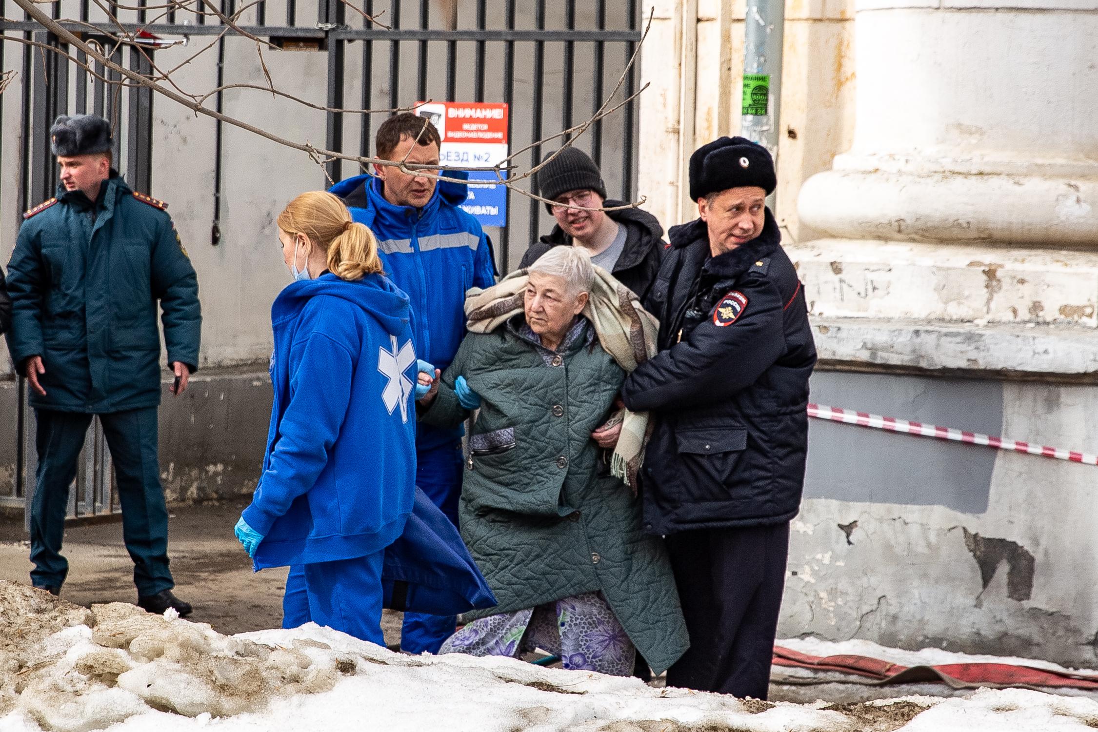 После пожара в «сталинке» на проспекте Ленина, 18/50 в Ярославле затопило  подъезды: фото из квартир - 15 марта 2024 - 76.ру