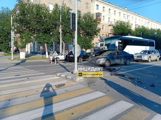На месте аварии собралась небольшая пробка | Источник: «Инцидент Новосибирск» / Telegram