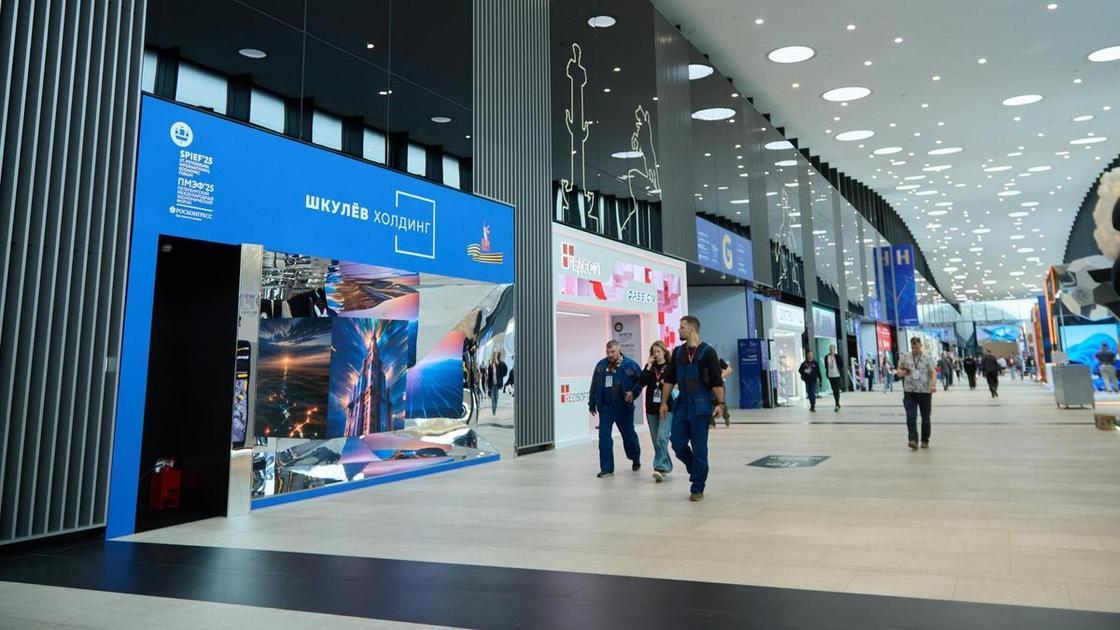 Футуристичный медиа-куб: на ПМЭФ-2025 открылся стенд «Шкулёв Холдинг»