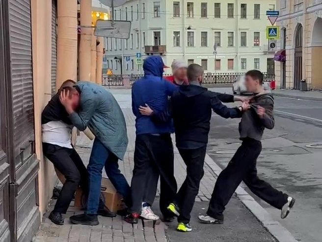 Банда подростков в Петербурге избивает людей молотком | Источник: скриншот видео «Фонтанка.ру»