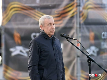 Перед собравшимися выступили сенатор Андрей Климов… | Источник: Василина Любимова / 59.RU