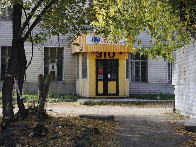 Над входом в здание, возведённое в первой половине прошлого века, по‑прежнему висит вывеска ЗТО. | nsk54.online