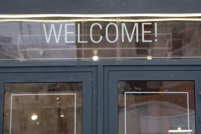 Омичи осудили рейды против вывесок на иностранных языках