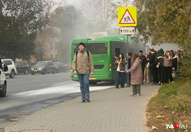 Автобус загорелся в 8 утра | Источник: читатель 74.RU