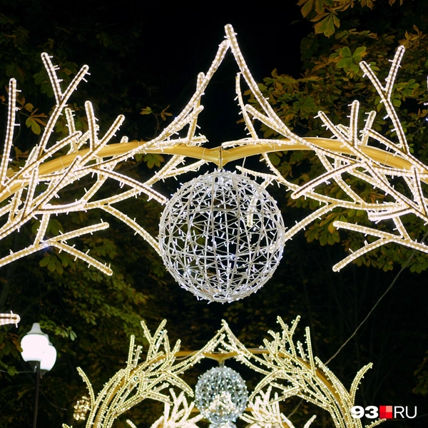 Арки будто сотканы из ветвей | Источник: Дарья Паращенко / 93.RU