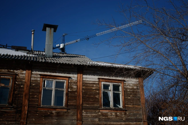 Стройки подступили к баракам вплотную. Но в них все еще живут люди — хоть и далеко не во всех квартирах | Источник: Андрей Бортко / NGS.ru