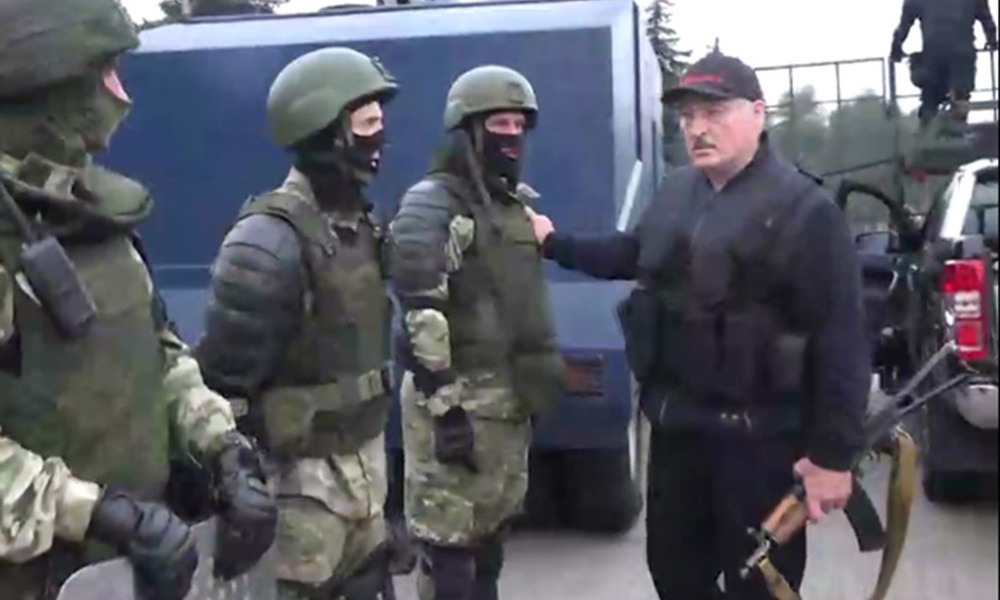 Лукашенко в бронежилете с автоматом. Лукашенко автомат видео. Лукашенко автомат видео. Беларусь лукашенко с автоматом. Лукашенко в резиденции с сыном и автоматом.