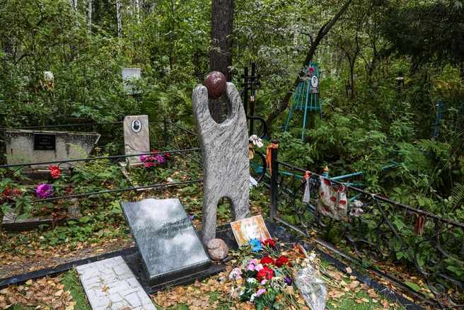 Могила Янки Дягилевой на Заельцовском кладбище | Источник: Александр Ощепков