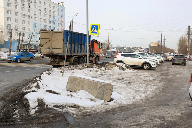 В Локомотивном говорят, что преграду установили владельцы офисника с парковкой | Источник: Михаил Шилкин