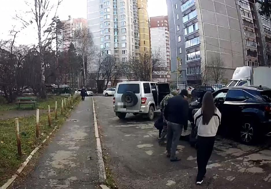 Силовики жестко задержали члена ОПГ на Сортировке. Его вытащили из черного Lexus и увезли на допрос