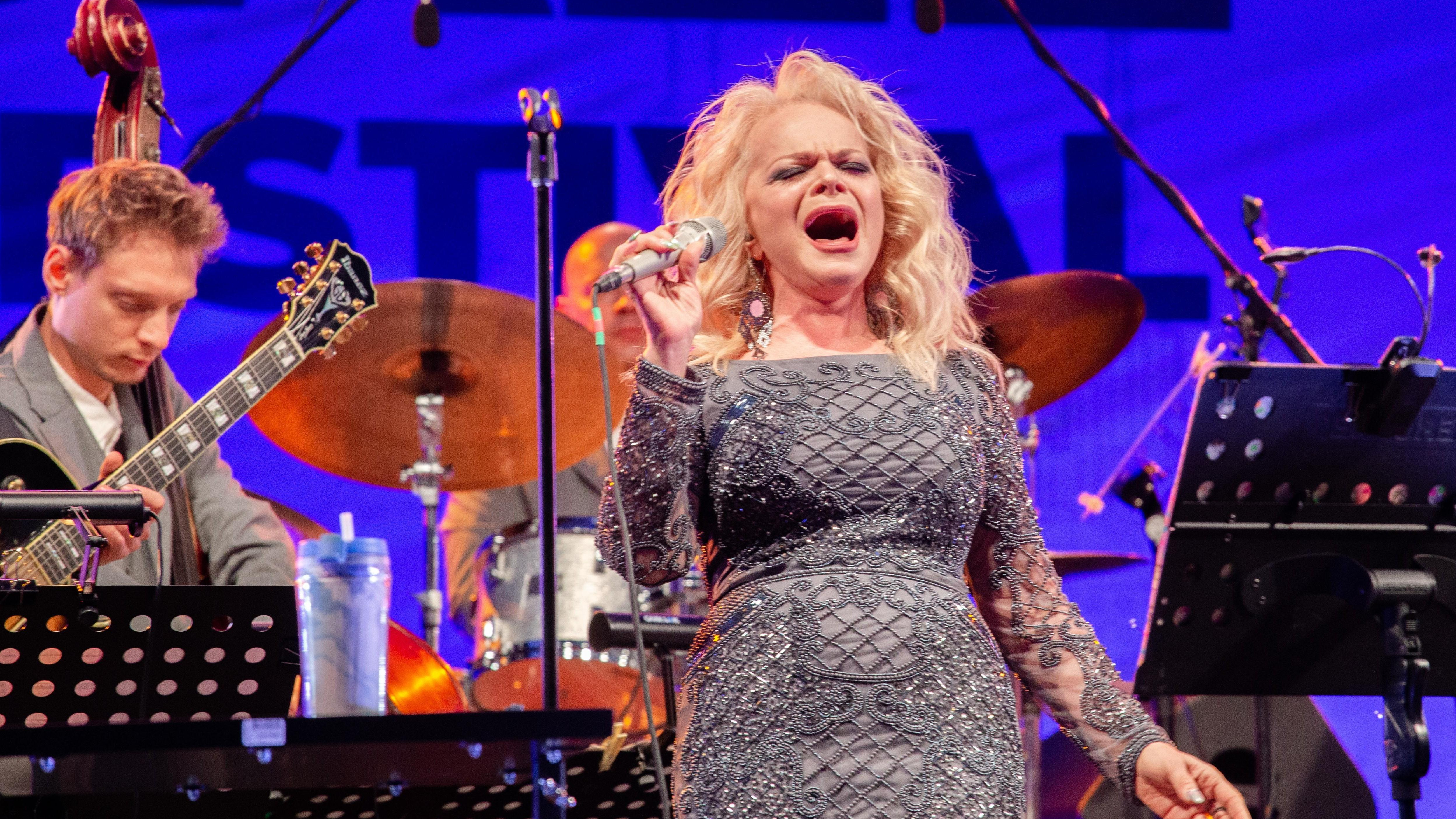 «Покажите ключи нам!» Лурье наконец заселяется в квартиру Долиной — видео