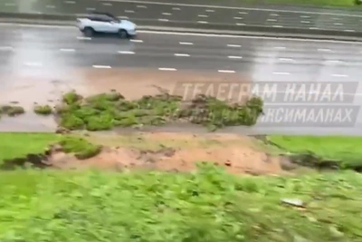 Ливень в Казани привел к оползню на дороге